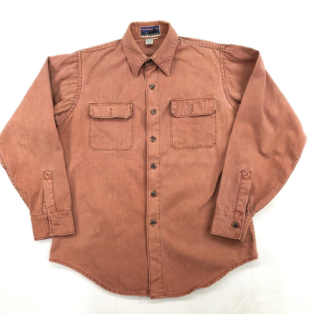 eaglebase2's tweet image. 本日8時の新商品！

PATAGONIA パタゴニア 70s ワークシャツ !

70s初期デカタグ
ピグメントダイのようにご使用で
表面が白っぽくなっていくような生地
キャンバス地で
アタリ色落ち感は独特で
とてもいい雰囲気があります

ぜひ、ご愛用ください
eaglebase.thebase.in
#古着 #パタゴニア好き