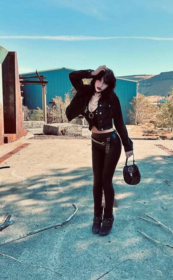 AlienFairy24's tweet photo. I love it in pure black 🖤☑️🏴‍☠️🎬♣️
#goth #gothic #black https://t.co/QxkkW2ijV3