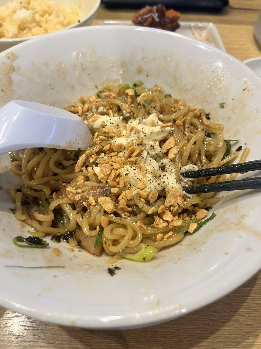 私丸源ラーメン好きなんよ
期間限定で油そば食べたんだけど美味かった！店員さんにマヨネーズお願いすると貰えるのでブラペと揚げニンニク入れたら🧄これは気絶レベルでうまかった！
皆さんもお近くの丸源ラーメンまで
写真食べかけですまそ
#丸源ラーメン