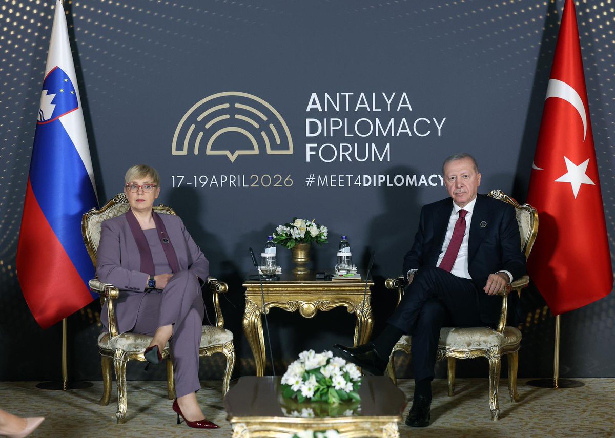 Akparti's tweet photo. Cumhurbaşkanımız Sayın Recep Tayyip Erdoğan, Slovenya Cumhurbaşkanı Natasa Pirc Musar ile bir araya geldi. https://t.co/UGZB6Oeqok