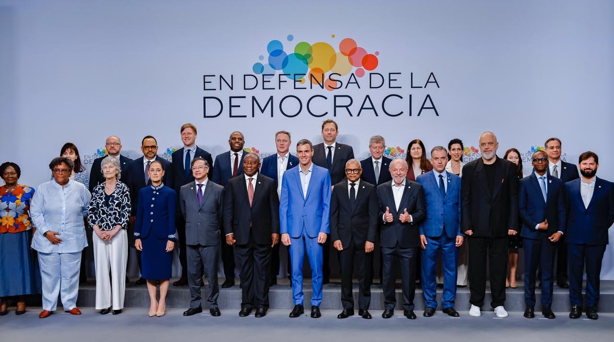 Es simple, mientras los progresistas defendemos la democracia la derecha defiende la plutocracia.