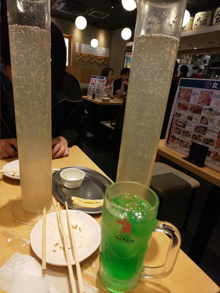 mannahime's tweet photo. ３リットル酒を注文するハリスさん最高すぎます
in大宮 https://t.co/zCdgPl5MW4