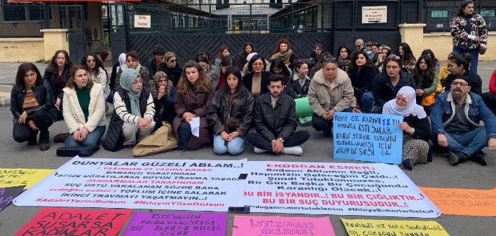 2-) 
​BİR ÇOCUĞUN SESSİZLİĞİNE ÇÖREKLENENLER ADALETTEN KAÇAMAYACAK.! 

​Nilay Esmer dosyasındaki asıl trajedi şudur: 
18 yıllık karanlığın ardından jandarma tarafından suçüstü yakalanan failin ailesi, Nilay’ı avukatsız ve sahipsiz bırakarak adeta sırtından vurmuştur. 
Öz baba