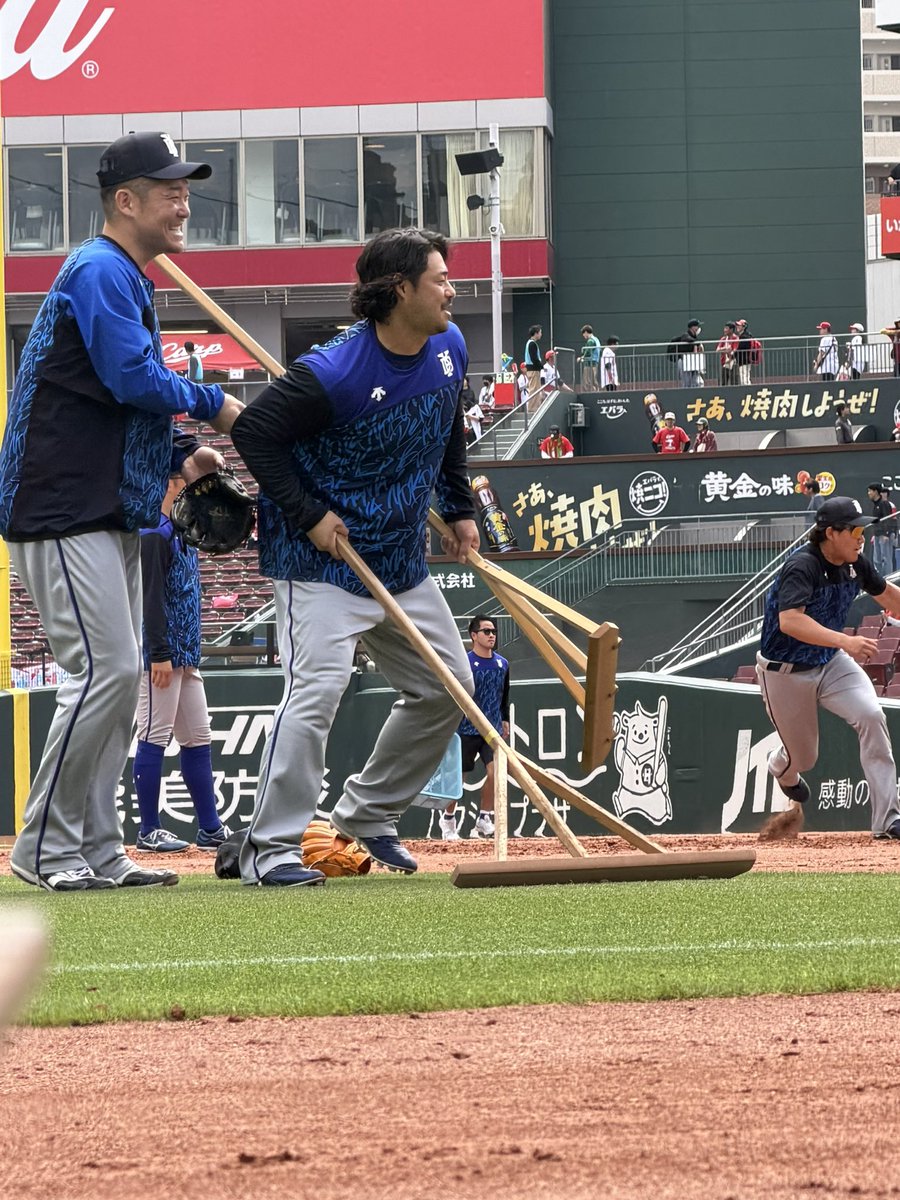 守備練後、筒香選手にトンボかけをさせたくない宮﨑選手🐻‍(ｶﾜｲｶｯﾀ……)