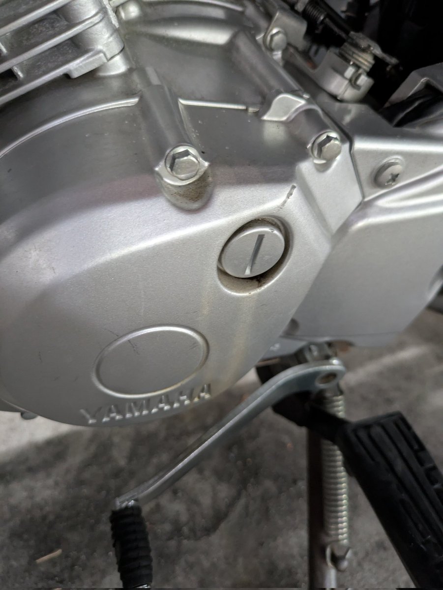 tata819yb's tweet image. ガソリン添加剤入れてからガソリン漏れが始まり、キャブ清掃したらホースから漏れ始め、ホース交換したら燃料コックからにじみ出す。もうこれ無限ループに入った説（絶望）
また時間作って修理かね〜
＃バイク
＃ヤマハ
＃125cc