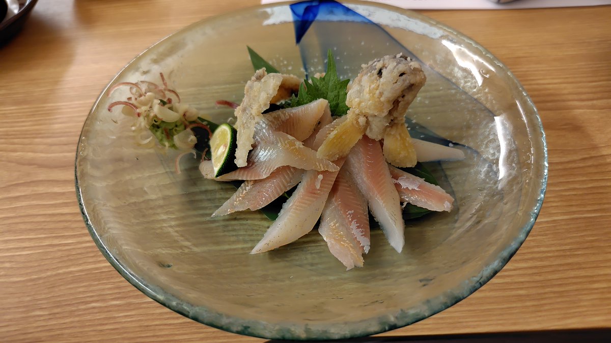 tsuchinoko_00's tweet photo. 岐阜グルメ

鮎の刺身は衝撃的な美味しさ⚡
しっかりした歯ごたえで白身魚の美味しさが口の中に広がりました🎉
頭と骨は唐揚げになっており、丸ごと1匹頂きました🙏

①いしもち：もち米の滑らかな食感が👍
②上之保柚子柚 ゆべし：柚子の皮の苦さと甘い味噌の融合👍
③こもとうふ
④鮎の刺身 https://t.co/fLN60nk9mG