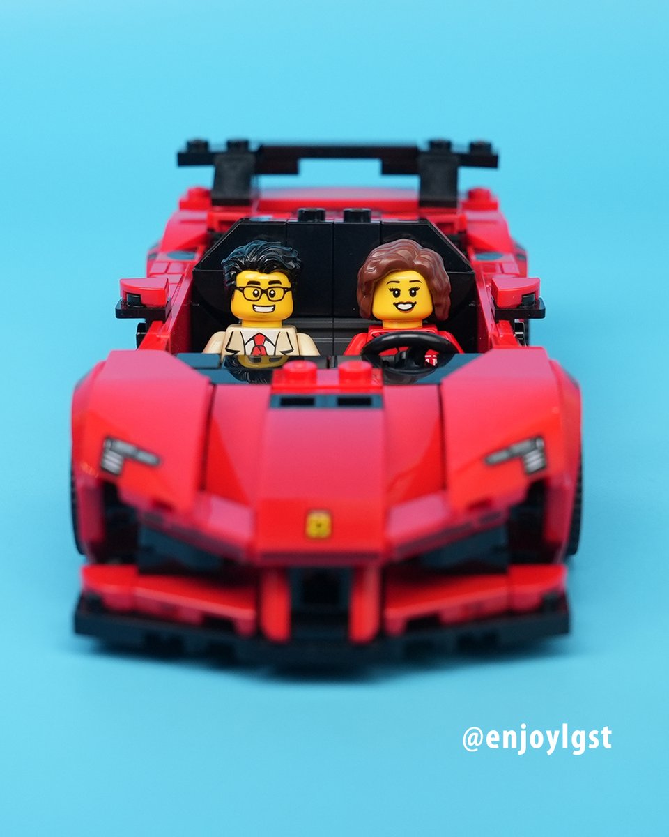 enjoylgst's tweet image. ちょうど良いボケ感で撮れた。青バックはミニフィギュアの表情が青くなりがちですが、フェラーリの赤とは相性悪くなさそう。#オモ写 #レゴ #ferrari