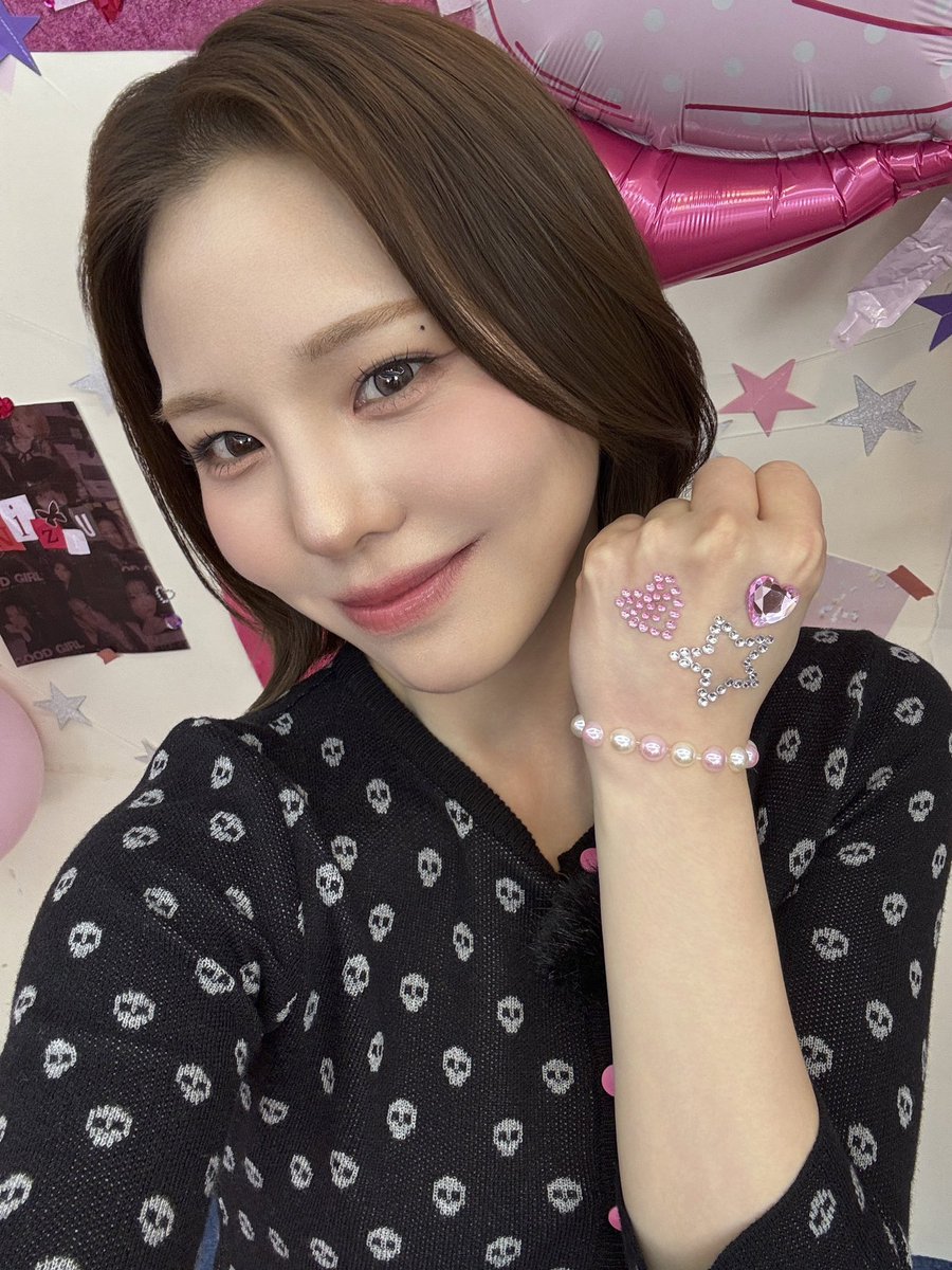 BRNIZIU's tweet image. 🩷| Nova foto de MAKO, RIO e MAYA para o segundo episódio da mini série 'We're the Too Bad Girls'.

#MAKO #RIO #MAYA
#NiziU #ニジュー #니쥬