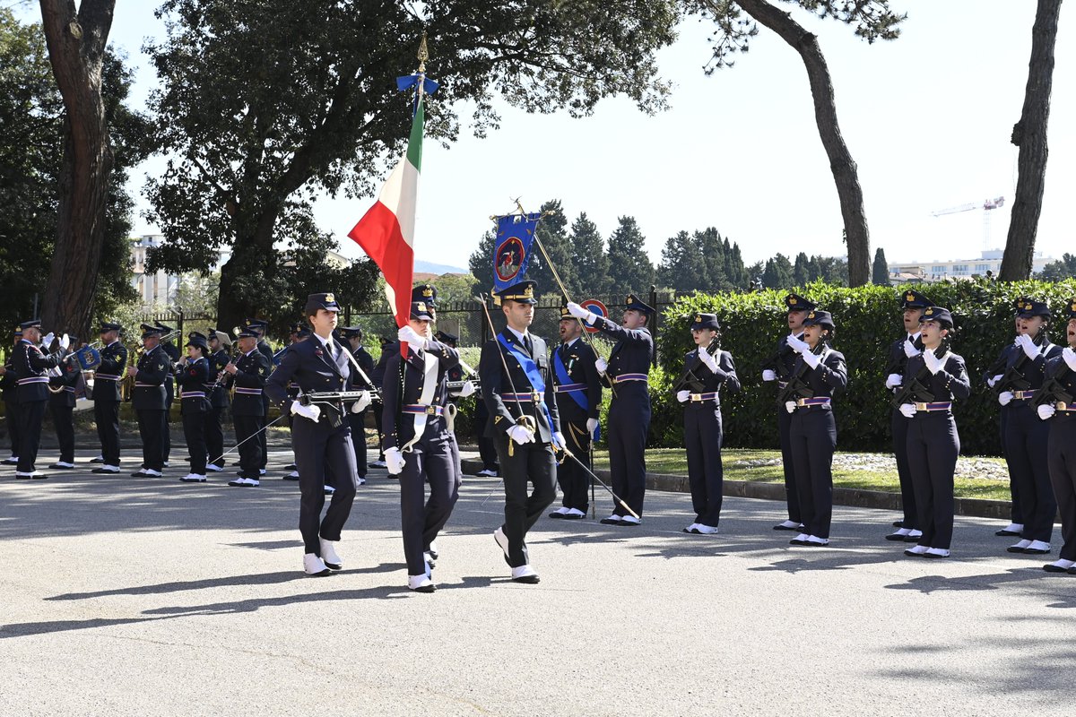 ItalianAirForce's tweet image. #Firenze, sulle note dell’#InnoNazionale 🇮🇹 fa ingresso la Bandiera di Istituto della Scuola Militare Aeronautica Giulio #Douhet per il #giuramento degli allievi del 1° corso.
Guarda la diretta streaming cliccando il link
➡️ youtube.com/live/dVuUVfYB9…

#AeronauticaMilitare