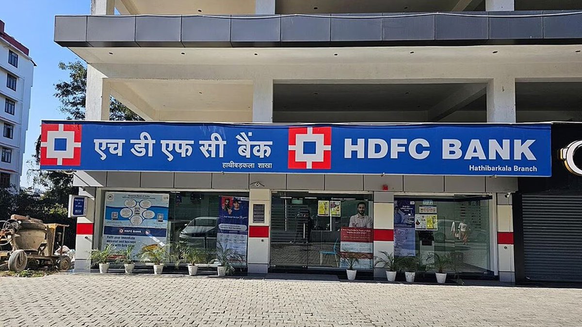 CNBCTV18Live's tweet image. #4QWithCNBCTV18 | #HDFCBank reports #Q4Results

Net profit at ₹19,221 cr vs CNBC-TV18 poll of ₹19,024.8 cr

NII at ₹33,081.5 cr vs CNBC-TV18 poll of ₹33,738 cr

Net Profit up 9.1% at ₹19,221 cr vs ₹17,616 cr (YoY)

NII up 3.2% at ₹33,081.5 cr vs ₹32,066 cr (YoY)