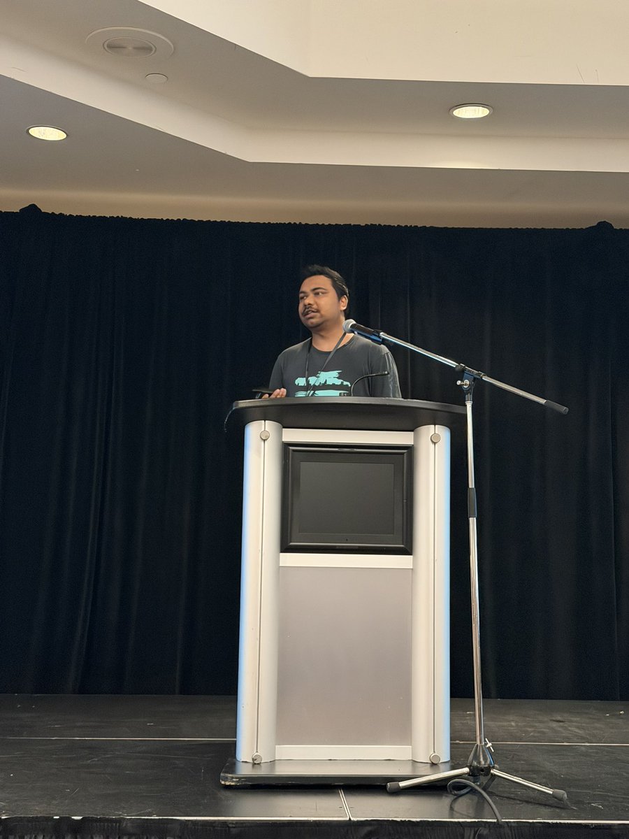 SNLab2002's tweet photo. @prateek754 and @ghost_graduate presenting at @ComparativeCog #CO3 - funded by @NSERC_CRSNG @TIPS_SPIIE @YourAlberta @ualbertaScience @Psych_UAlberta (photo credit Prateek Sahu’s photos: @laurenguillette ) https://t.co/hDxH2c3r0J