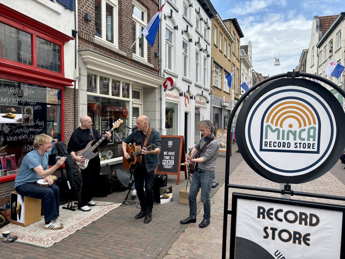 lilybee731's tweet photo. Live music outside a wonderful record shop. #perfectsaturday https://t.co/3VVeiVxkhp
