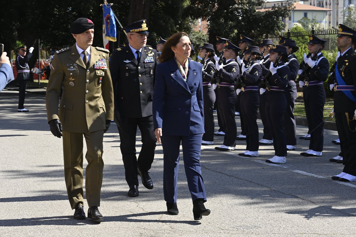 ItalianAirForce's tweet photo. Firenze, giuramento del 1° corso della Scuola Militare Aeronautica Giulio Douhet.
Gli onori militari al Sottosegretario di Stato per la Difesa Sen. Isabella Rauti, accompagnata dal #CapoSMD Gen. Luciano Portolano e dal #CapoSMA Gen. S.A. Antonio Conserva
➡️https://t.co/7NWErdCZXH https://t.co/wM2hWrSevg