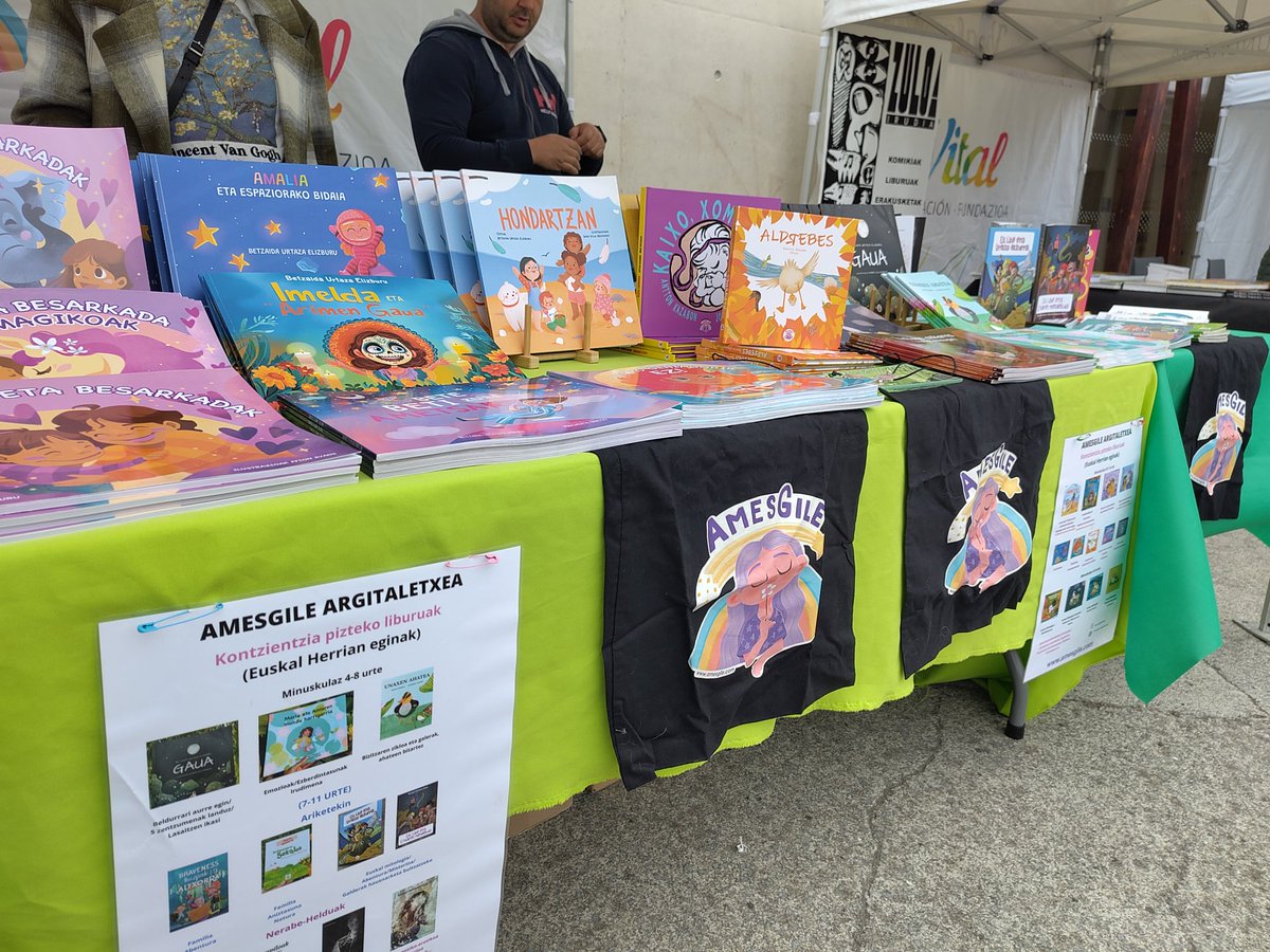 oskar_fm's tweet photo. Esta mañana en el Centro Cívico de Zabalgana se celebra la Feria del libro de @zabaliburu 

#LiburuAzoka https://t.co/ObnBQWMVlb