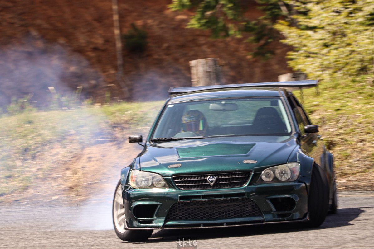 たかto tweet media