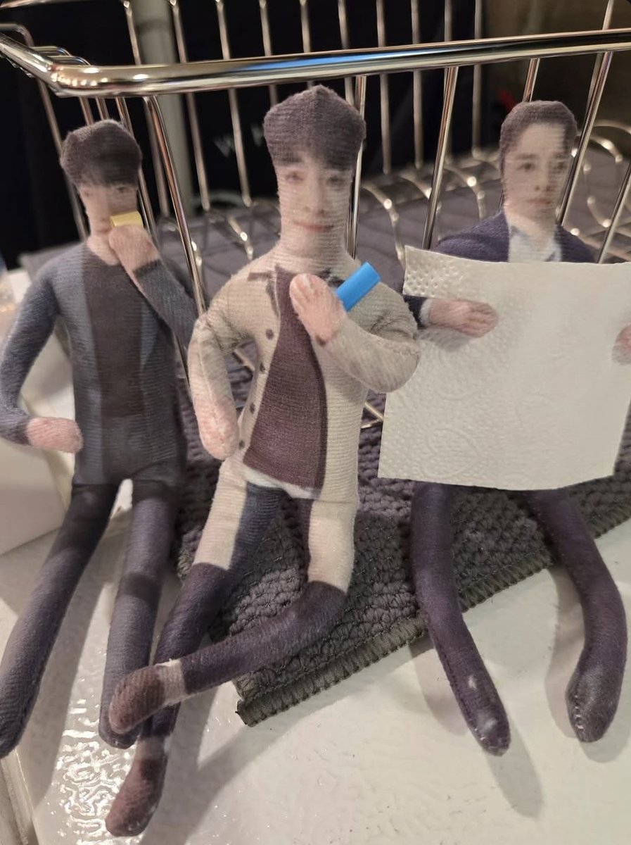 걍 보자마자 푸하하ㅜ 웃어버림...
웅르주 >>새끼앙뜨로와<< 소중히 들고있는거봐......