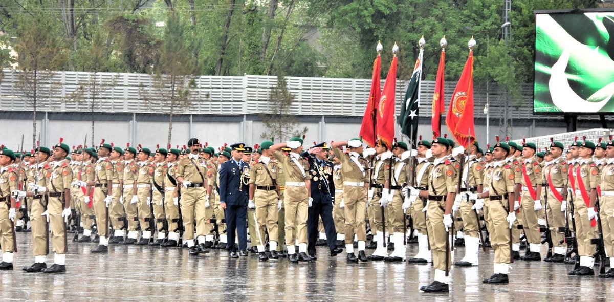 SUNOFM894's tweet photo. #BreakingNews 
Cadets from Pakistan and allied nations graduated at Pakistan Military Academy Kakul, with Zaheer Ahmed Baber Sidhu awarding top honors including the Sword of Honour to Bilal Nasim. #PMA #PakistanArmy #Graduation https://t.co/6jGfrO7kxb