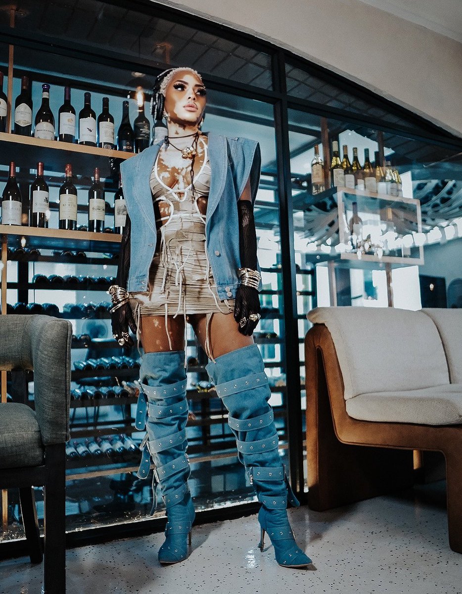 yolandamukondi's tweet image. Life is not about waiting for the storm to pass, it’s about learning how to dance in the rain. If even it seems impossible just do it 😌 JUST START 🔥

Shot by @snaplord_noel 
Styled by @yolandamukondi__international 🤭😂

#dj #femaledj #fyp