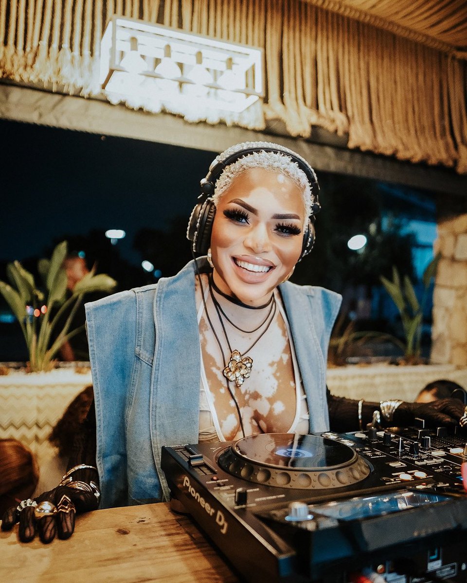 yolandamukondi's tweet image. Life is not about waiting for the storm to pass, it’s about learning how to dance in the rain. If even it seems impossible just do it 😌 JUST START 🔥

Shot by @snaplord_noel 
Styled by @yolandamukondi__international 🤭😂

#dj #femaledj #fyp