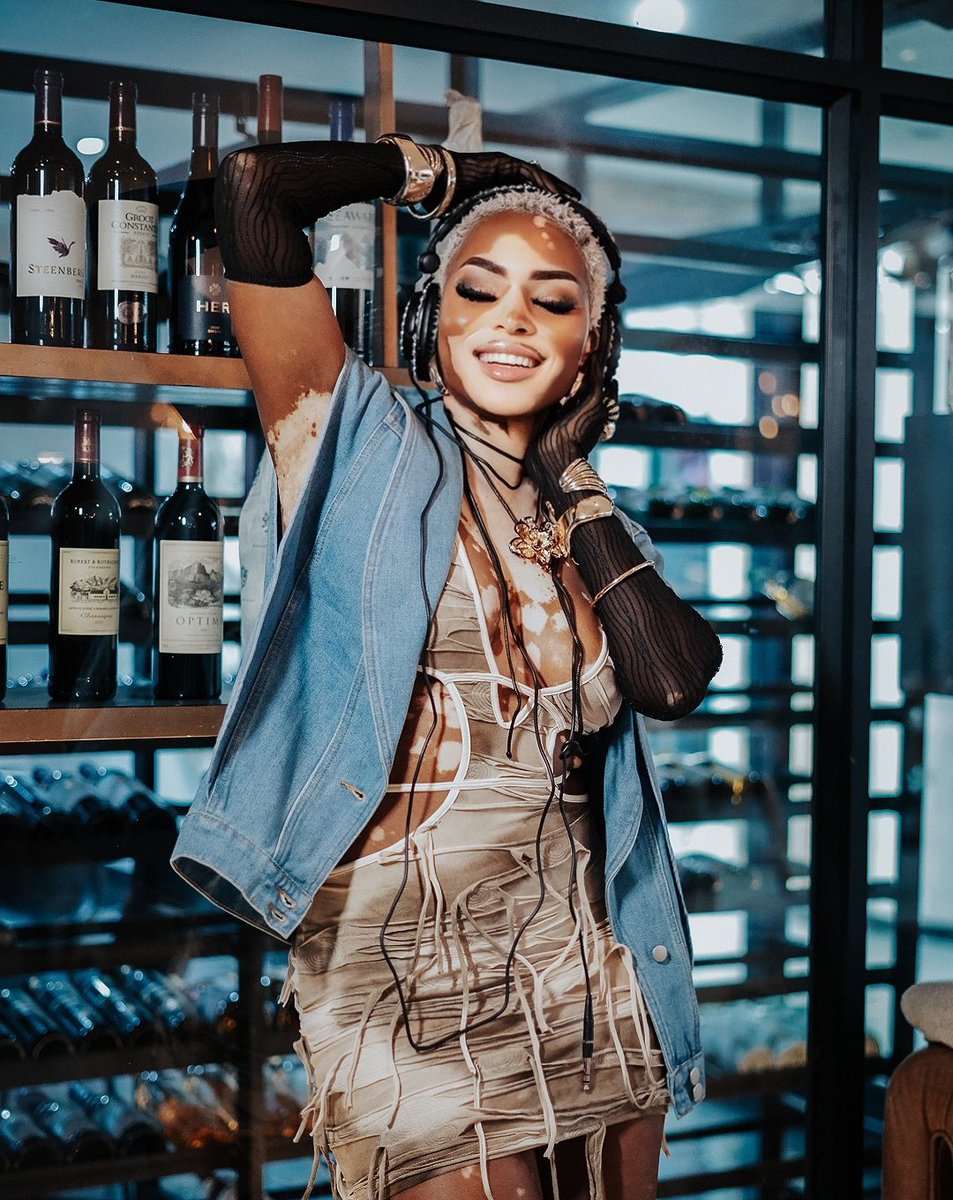 yolandamukondi's tweet image. Life is not about waiting for the storm to pass, it’s about learning how to dance in the rain. If even it seems impossible just do it 😌 JUST START 🔥

Shot by @snaplord_noel 
Styled by @yolandamukondi__international 🤭😂

#dj #femaledj #fyp