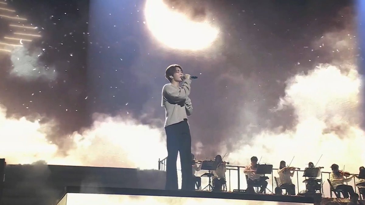 he was looking at the moon 🥹🌙 pretty sure the moon is looking down, smiling at you too, seungkwan 🥹🫳🏻