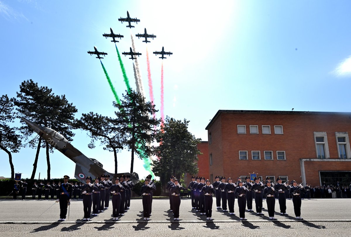 ItalianAirForce's tweet photo. Il momento del #giuramento di fedeltà alla Repubblica Italiana e alle sue Istituzioni dei 33 allievi del 1° corso della Scuola Militare Aeronautica Giulio #Douhet, reso ancora più emozionante dal sorvolo delle #FrecceTricolori.
Segui la diretta
➡️ https://t.co/7NWErdCZXH https://t.co/U7rWvwDh8F