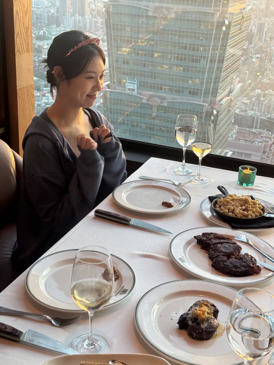 huanglei1227's tweet photo. 今日は親友と���美味しいステーキを食べに来ました。 https://t.co/ajWniayW0V