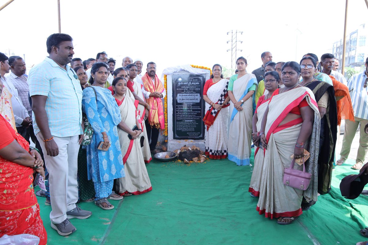 naini_rajender's tweet photo. మేయర్ @SudhaRani_Gundu, @MC_GWMC గారితో కలిసి 29&amp;11 డివిజన్ లలో సుమారు  రూ. 1100 లక్షలతో పలు అభివృద్ధి పనులకు ఈ రోజు శంకుస్థాపన చేసిన వరంగల్ పశ్చిమ శాసనసభ్యులు శ్రీ @naini_rajender గారు..
@TelanganaCMO 
@revanth_anumula 
@Bhatti_Mallu 
@Collector_HNK https://t.co/FpgZJEvKe0