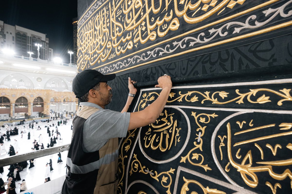 AlharamainSA's tweet photo. في المسجد الحرام، اختُتمت أعمال صيانة الكعبة المشرّفة ورفع كسوتها، بدقة في التنفيذ وكفاءة عالية، حيث عكست جهود منسوبينا عناية واحترافًا يُجس��دان شرف الخدمة. https://t.co/HJkSaxUhr5