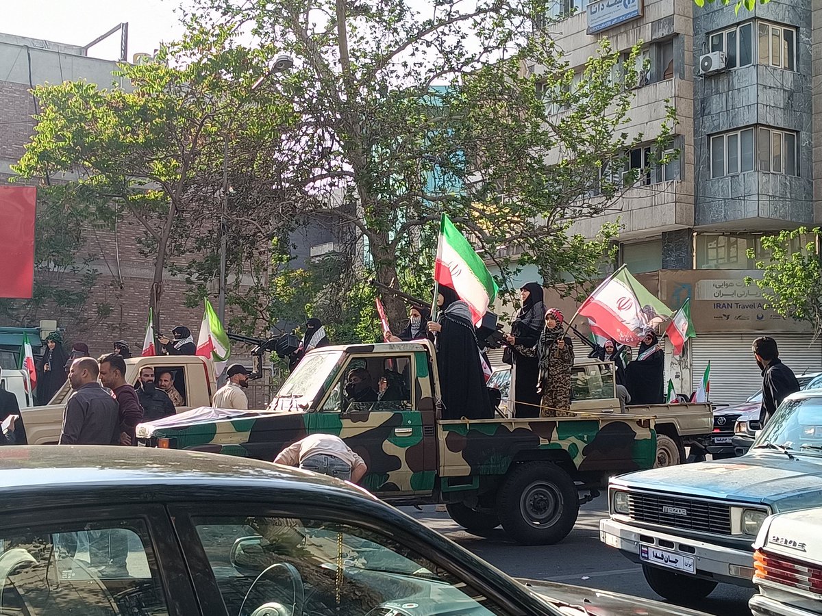 یک فریم…
از خیابان‌هایی که زیر قدم‌های دختران ایران جان گرفت؛
تصویری که در آن، اتحاد و اقتدار یک نسل به چشم می‌آید
#زینب_زمانه
#دختران_جانفدای_ایران