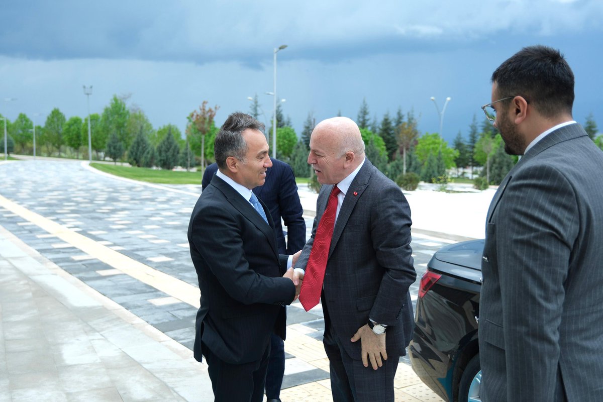 profdrfatihylmz's tweet photo. 🤝 Sayın Başkanımızı Ağırladık

Üniversitemiz ile Türkiye Gençlik Vakfı (TÜGVA) iş birliğinde yürüttüğümüz İhtisas Akademi programı kapsamında, Erzurum Büyükşehir Belediye Başkanı Sayın Mehmet Sekmen’i üniversitemizde ağırladık.

Gerçekleştirdiğimiz görüşmede; üniversitemizin eğitim-öğretim faaliyetleri, bilimsel çalışmaları ve toplumsal katkı odaklı projeleri hakkında kendilerine bilgi verdik.

Nazik ziyaretleri dolayısıyla Sayın Başkanımıza teşekkür ediyorum.

#gaziosmanpaşaüniversitesi #TÜGVA #İhtisasAkademi