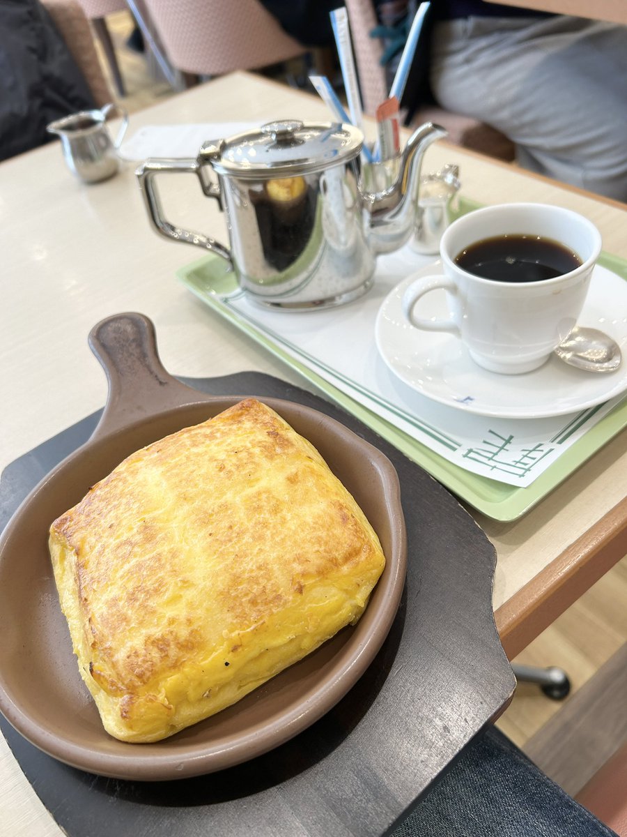 yone2840's tweet photo. 鎌倉の駅前、豊島屋が運営する人気カフェ、パーラー扉。特にシルバー世代の人気が高い。値段も驚くほどリーズナブル。見た目のインパクトに惹かれて、フレンチトーストと、ホットコーヒー。 https://t.co/DOHfVLyqbh
