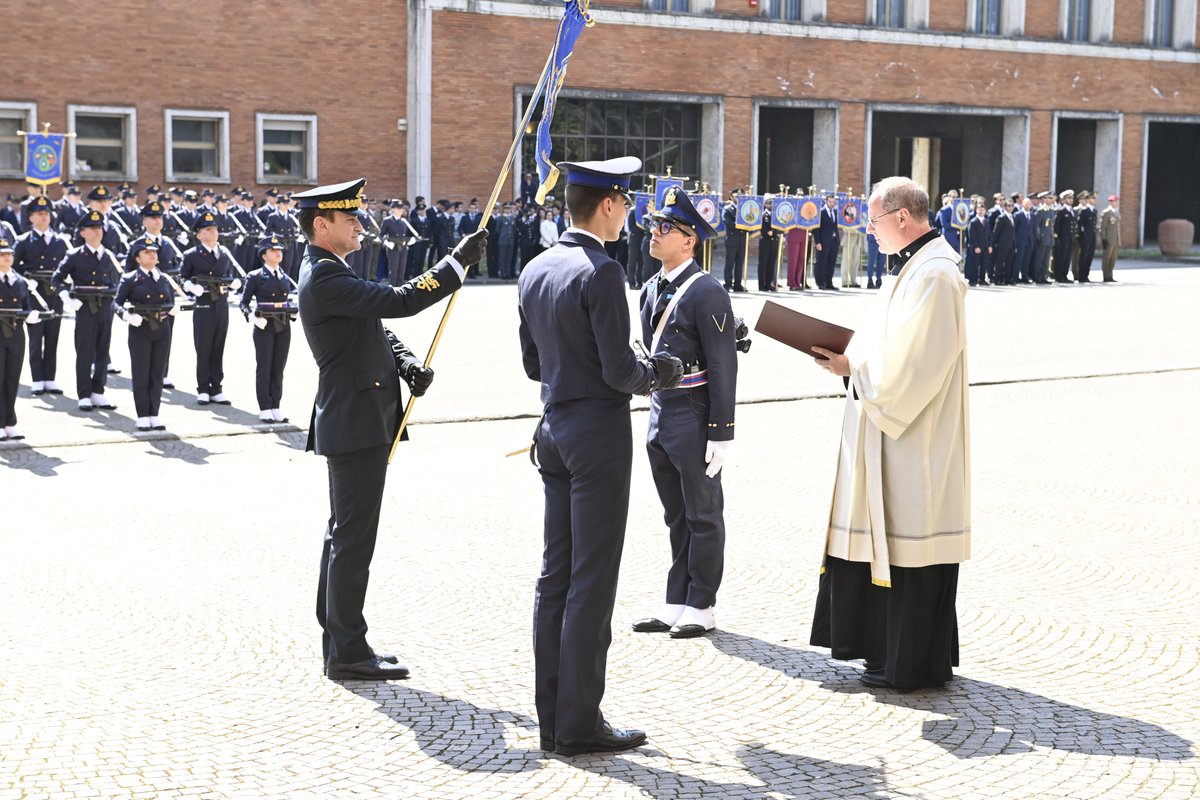 ItalianAirForce's tweet photo. #Giuramento degli allievi del 1° corso della Scuola Militare Aeronautica Giulio #Douhet: il momento del battesimo del corso e della benedizione del gagliardetto. Il corso assume il nome “Astro II”, ricomincia così la 2^ generazione di corsi della scuola
➡️ https://t.co/7NWErdCZXH https://t.co/MEYa14KvKL