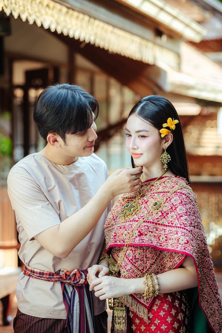 chompufanclub's tweet photo. “ขอจงช่วยกวักเงิน กวักทอง แก้วแหวนข้าวของมากอง ให้ไหลมาเทมา เต็มบ้านเต็มเรือน” 
รอติดตามชม MV #แม่นางกวัก พลิกชีวิต เร็วๆนี้
Cr. FB ก๊อต-เบลล์ สายบุญ

#ChompuAthita #ชมพูอทิตา https://t.co/2i3xsEf72K