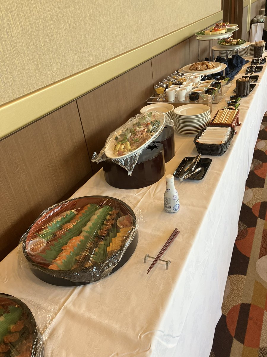 懇親会で議員の先生方と握手したり名刺交換をしてきた。

国政や県政、市政の最前線に立つ人達に直接的に話や考えを聞けるのはとても勉強になるので興味深い。

まあ自身の主な目当てはメシなのでたっぷり味わってきた。
