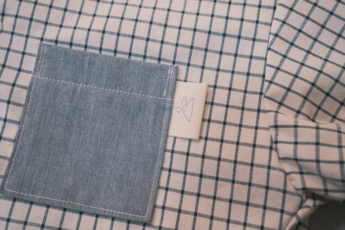 miduumi23's tweet photo. タグをお試しで作っていただきました🏷️
息子に作った服につけてみました🦢かわいい🥰

生地は全然違うのですが、この形のセーラーカラーver.で夏服をいくつか作りたいなぁと思っています💭🪡 https://t.co/rhVsFUME9x