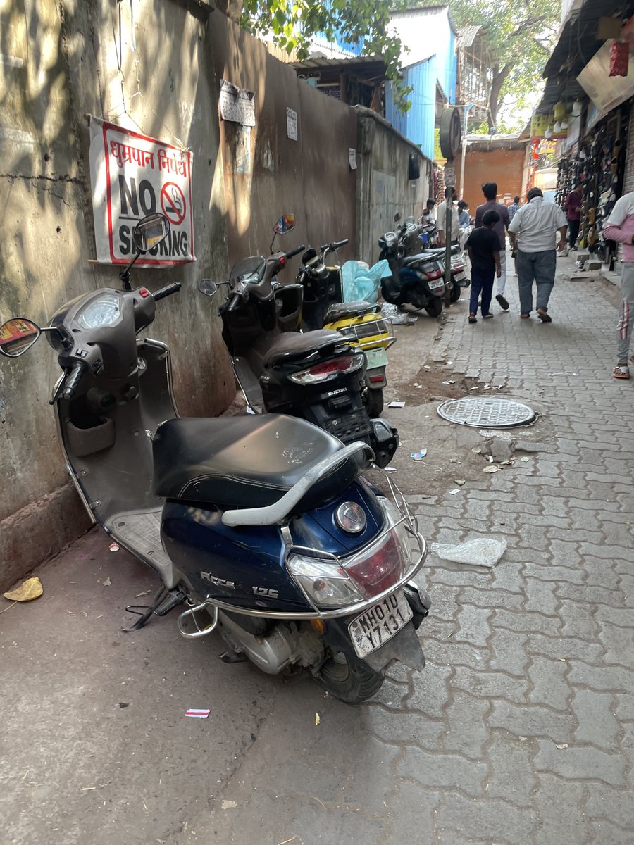 roads39331's tweet photo. नो पार्किंग झोनमध्ये पार्क केलेल्या बाईक
हरियाणा वाला लेन स्टेशन रोड कुर्ला पश्चिम
वृद्ध आणि महिलांना या समस्येचा सामना करावा लागतो आणि आपत्कालीन परिस्थितीत ते कठीण होईल@MTPHereToHelp @CMOMaharashtra @PMOIndia https://t.co/ViiaL3Qyam