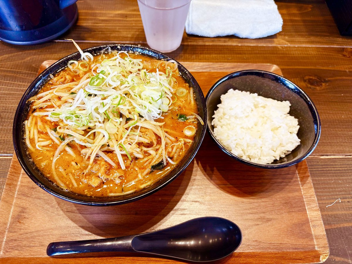 北区大和町1-14-7
#中山商店　さん

週末限定
『牛モツ焦がし炒め味噌ラーメン
ホルモン肉増し』
『🍚小』

絶対美味い限定☺️

味噌の旨味がしっかりと感じられるスープに、香ばしく炒められた野菜＆牛モツがどっさりでとても美味しい🤤

牛モツマシマシで🍚がすすむ😋

#岡山ラーメン