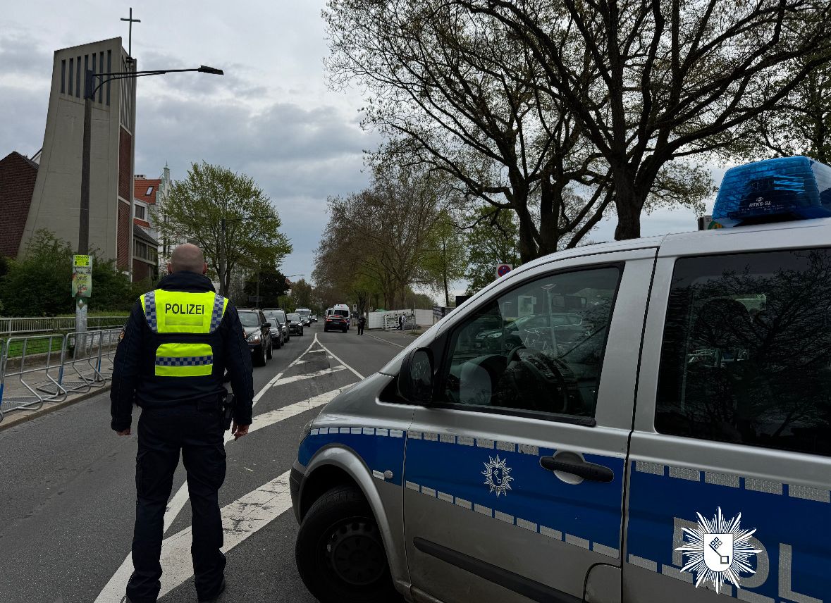 BremenPolizei's tweet image. Der #Osterdeich ist jetzt aufgrund eines Fanmarsches zwischen dem Ambiente und der Stader Straße für den Individualverkehr gesperrt.

// #Polizei #Bremen #SVWHSV