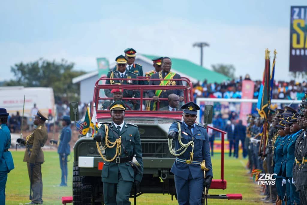 treviousnjuzu's tweet photo. Commander-in-Chief of the Zimbabwe Defence Forces, President Dr Emmerson Mnangagwa, is inspecting the parade at Maphisa Stadium in Matobo District, where the nation has converged for the 46th Independence Day celebrations.
#ZimIndependence
#Zim @46 https://t.co/oWCcZFEdiN