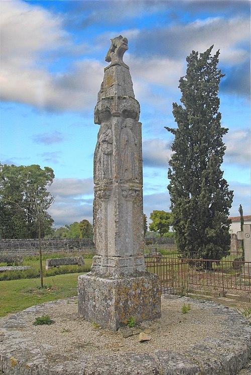MonumentumFr's tweet image. Croix du XIVe siècle à #Aulnay (#CharenteMaritime) Petit monument reposant sur un socle carré, cette croix de cimetière est à quatre faces sur chacune desquelles est appuyée une statue portée sur une colonnette...
Suite 👉 monumentum.fr/monument-histo…
#Patrimoine #MonumentHistorique