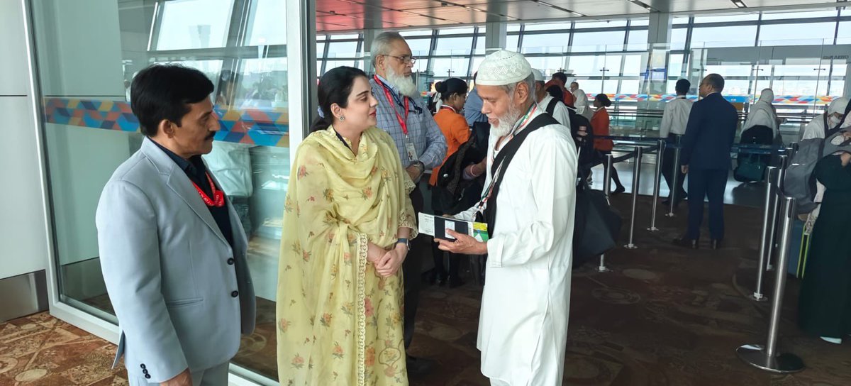 आज इंदिरा गांधी अंतरराष्ट्रीय हवाई अड्डा (टर्मिनल 3) से हज 2026 की पहली फ्लाइट ने उड़ान भरी। बोर्डिंग गेट से सभी हाजियों को विदा कर उनके सुखद, सुरक्षित और सुगम हज यात्रा की कामना की। आदरणीय प्रधानमंत्री श्री नरेंद्र मोदी जी के नेतृत्व में हज 2026 को सुरक्षित और सुगम   बनाने के