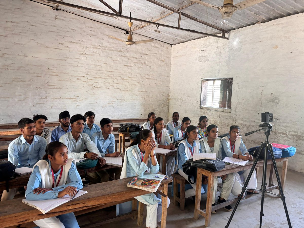 SVIC_Sahar's tweet image. 18 अप्रैल को कक्षा कक्ष में उपस्थित सभी छात्र छात्राओं को #ReadToLead कार्यक्रम के अन्तर्गत उनके ज्ञानवर्धन हेतु करंट अफेयर्स का #Online वीडियो दिखाकर उन्हें नियमित अध्ययन के लिए प्रेरित किया गया #svicsahar @upboardpryj #स्कूल_सरकारी_पढ़ाई_असरकारी