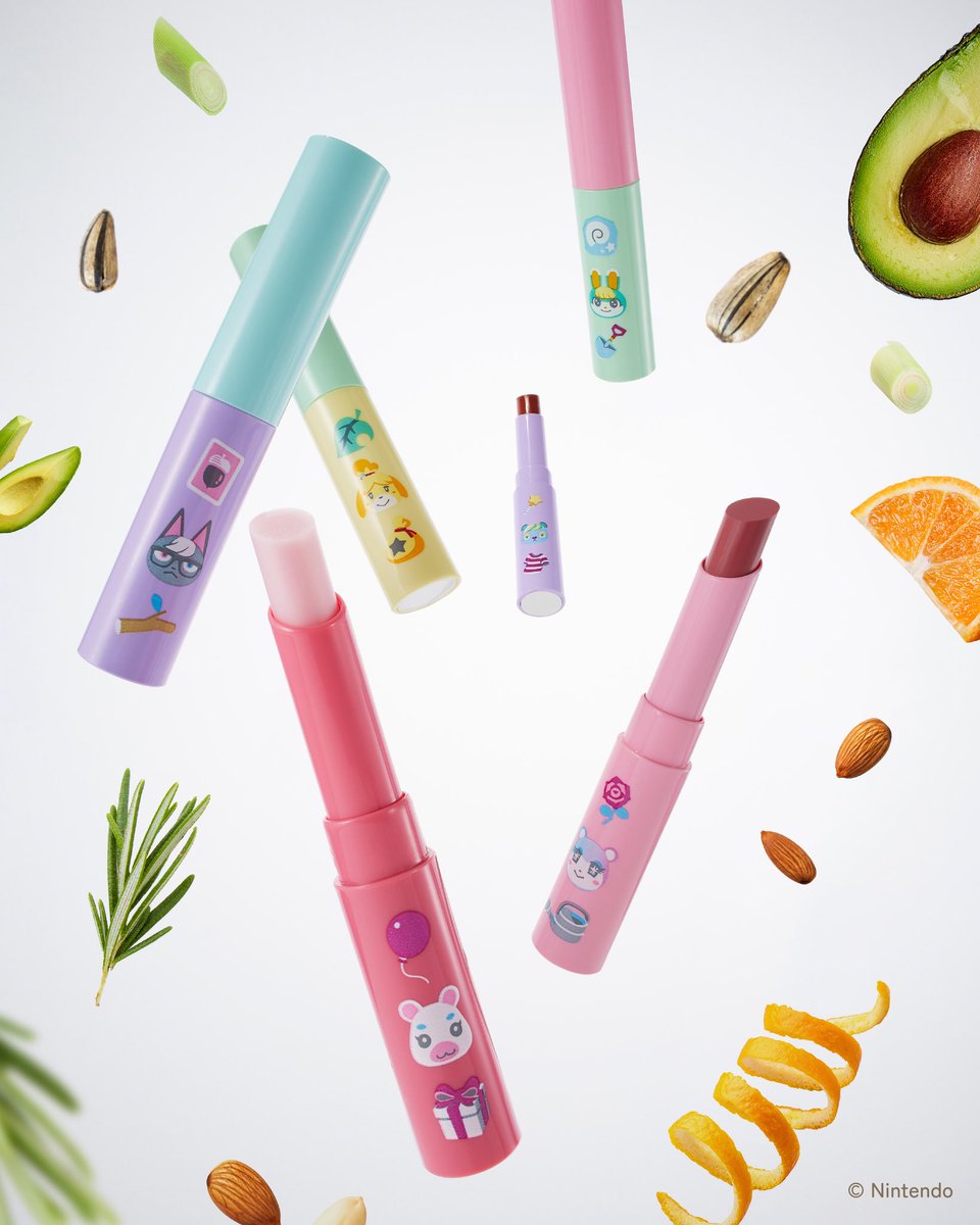 miteaorganic's tweet photo. Mitea ORGANIC
〈どうぶつの森〉コレクション♡

オイルのチカラで
長時間うるおいが続く、
洒落感カラーリップ💄

オーガニック×美容オイル処方で、
唇の上でオイルがやさしくほどけて
保湿膜を形成。
オリーブ果実油、オレンジ果皮油、アーモンドオイル、マカダミアナッツオイルなど植物オイルを贅沢に配合✨
色もち持続するのに、せっけんオフできるところも嬉しい✨

お気に入りのどうぶつを見つけて
リップメイクを楽しんで♡
___________

セラムオイル リップスティック
全6色　¥995（tax in)
___________

Color Line UP
D01　マンダリーヌコンフィ
D02 　マロングラッセ
D05 　ピグピンク
D09　サクラクリア（限定新色）
D10　サンドビーチ（限定新色）
D11　ストロベリー（限定新色）

*¹　従来比

**********
SHOPLIST🛍
**********
ファミリーマート* @famima_now 
コスメキッチン @cosmekitchen
ビープル @biople
ビオップ　@biop

*一部取り扱いのない店舗がございます。

#どうぶつの森  #あつまれどうぶつの森 #ミティアオーガニック　#miteaorganic #ファミリーマート
#コスメキッチン #ビープル #ビオップ #familymart #cosmekitchen #biople #biop