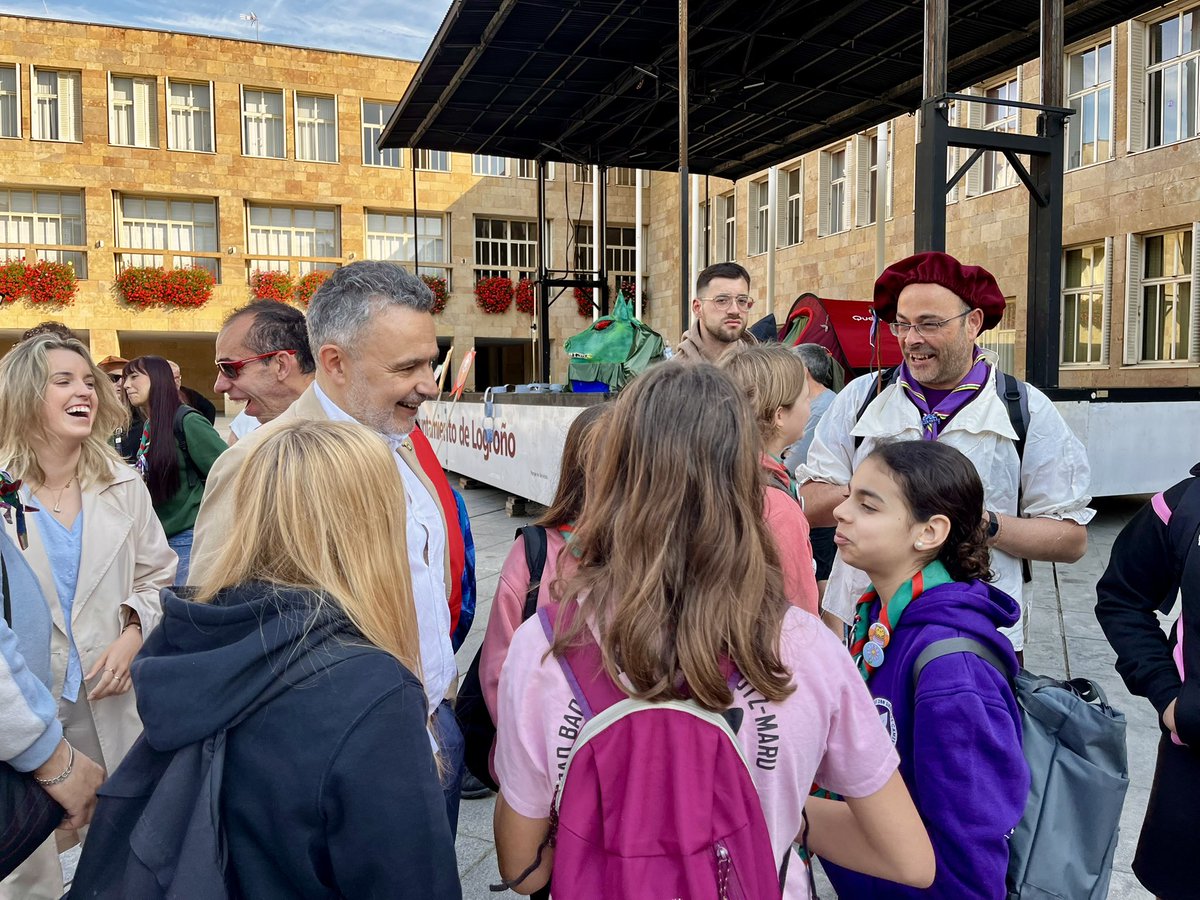 AytoLogrono's tweet image. ⚜️🇯🇪| Cada año, los grupos scouts de La Rioja se reúnen en una jornada de hermandad cuya fecha gira en torno al 23 de abril, día de San Jorge, su patrono.

🔹 #Logroño acoge este año a diferentes agrupaciones riojanas, que han sido recibidas esta mañana en la plaza del