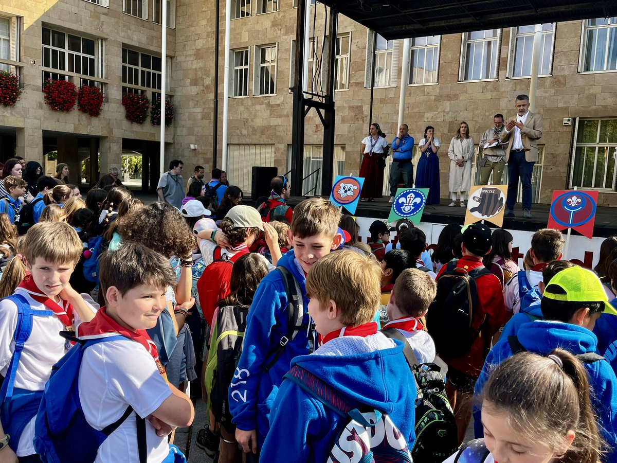 AytoLogrono's tweet image. ⚜️🇯🇪| Cada año, los grupos scouts de La Rioja se reúnen en una jornada de hermandad cuya fecha gira en torno al 23 de abril, día de San Jorge, su patrono.

🔹 #Logroño acoge este año a diferentes agrupaciones riojanas, que han sido recibidas esta mañana en la plaza del