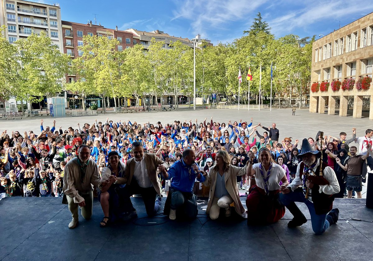 AytoLogrono's tweet image. ⚜️🇯🇪| Cada año, los grupos scouts de La Rioja se reúnen en una jornada de hermandad cuya fecha gira en torno al 23 de abril, día de San Jorge, su patrono.

🔹 #Logroño acoge este año a diferentes agrupaciones riojanas, que han sido recibidas esta mañana en la plaza del