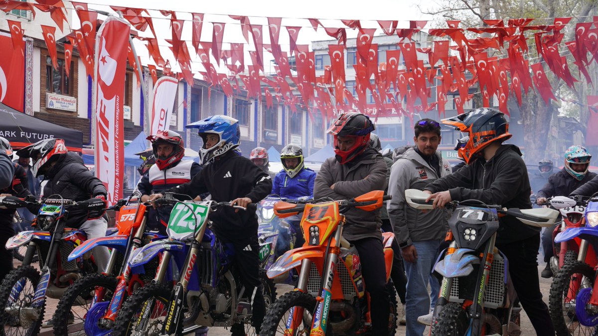 tc_iznik's tweet image. Kaymakamımız Arif KARAMAN ve Belediye Başkan Yardımcısı Ahmet KAYA’nın katılımıyla Türkiye Süper Enduro GP magazin startı bugün büyük bir coşku ve heyecanla gerçekleştirildi. 🏁 🔥

Adrenalin dolu anlara sahne olacak bu büyük organizasyona tüm sporseverleri bekliyoruz. 🏍️

#iznik
