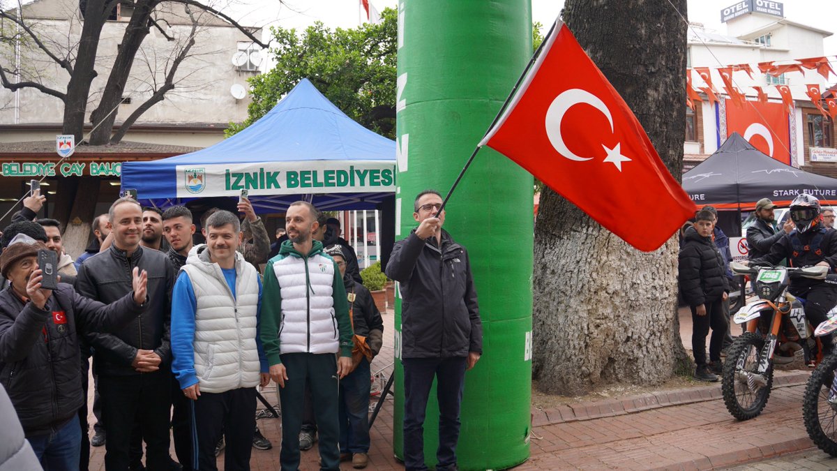tc_iznik's tweet image. Kaymakamımız Arif KARAMAN ve Belediye Başkan Yardımcısı Ahmet KAYA’nın katılımıyla Türkiye Süper Enduro GP magazin startı bugün büyük bir coşku ve heyecanla gerçekleştirildi. 🏁 🔥

Adrenalin dolu anlara sahne olacak bu büyük organizasyona tüm sporseverleri bekliyoruz. 🏍️

#iznik