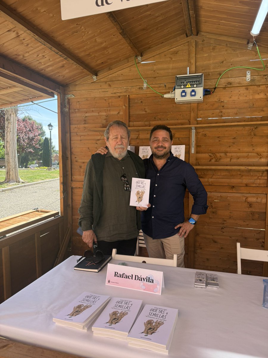 GeneralDavila's tweet photo. Hoy Feria del Libro en Valdemoro con mi hijo Rafa @rafadavilo https://t.co/bDLFrj8dt4